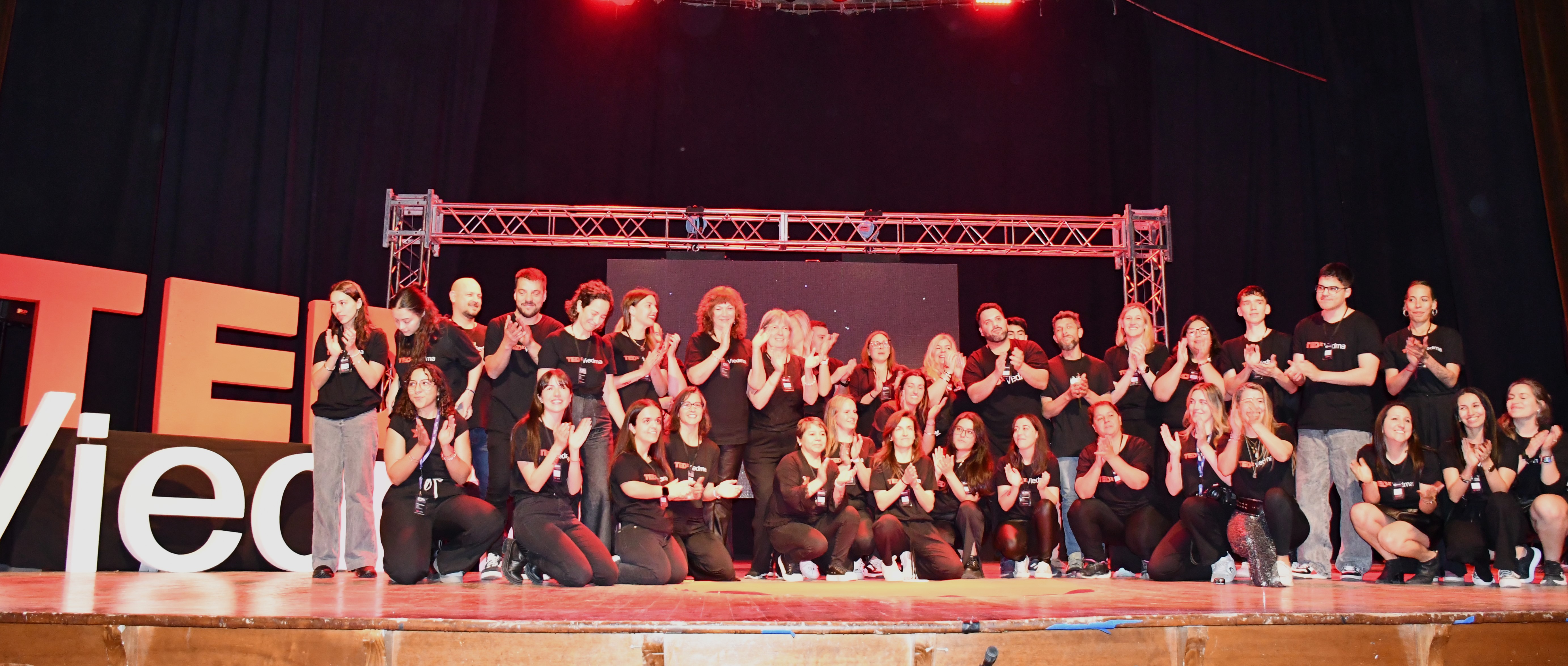 Equipo TEDxViedma sobre el escenario